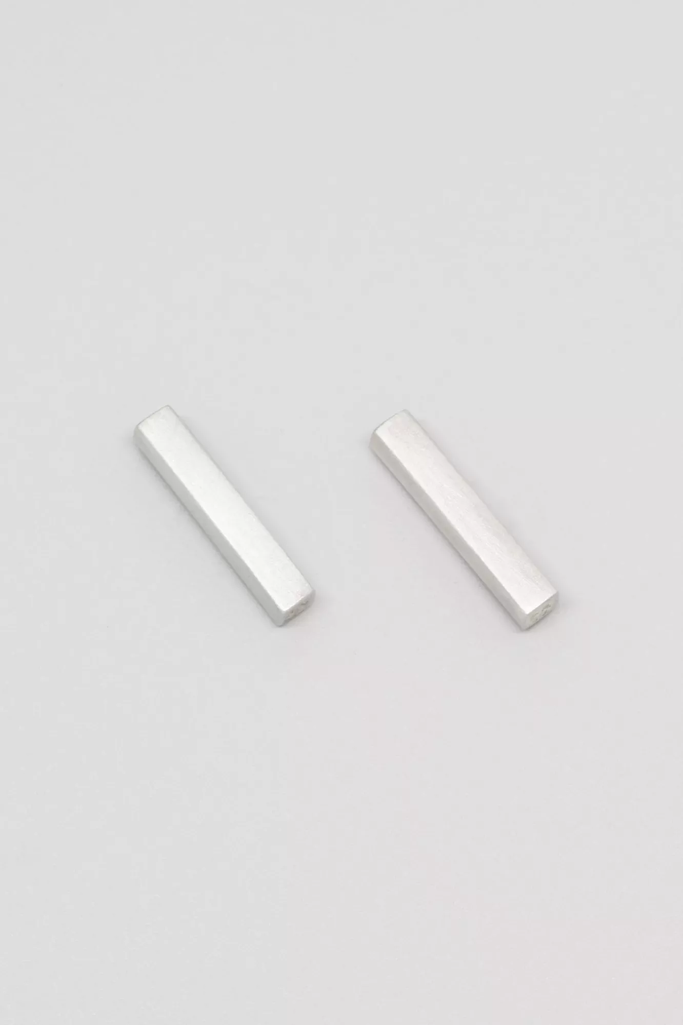 fejn Stud Bar Satin Silver